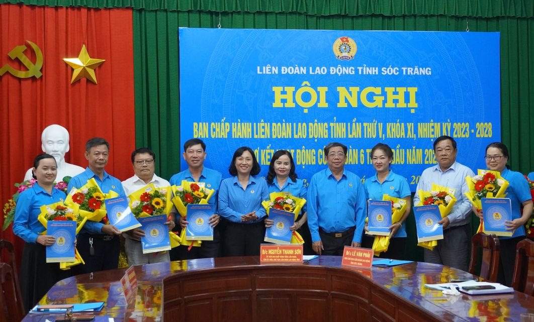 Lanh dao LDLD tinh Soc Trang trao quyet dinh cho can bo nghi huu truoc tuoi theo nguyen vong. Anh: Phuong Anh