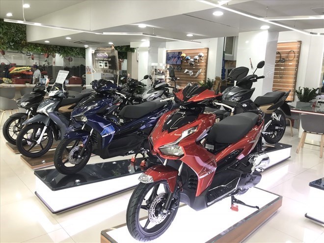 Muchas motos de gasolina de Honda tienen un fuerte descuento. Foto: Duong Thuys