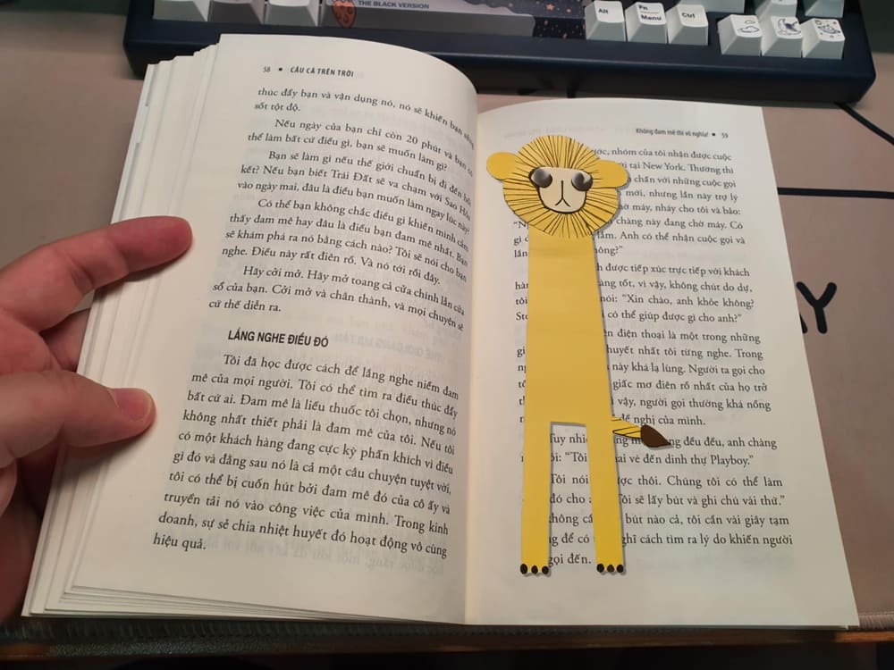 Parents should teach children to make their own cards for the cute lion photo book. Photo: Tuan Dat