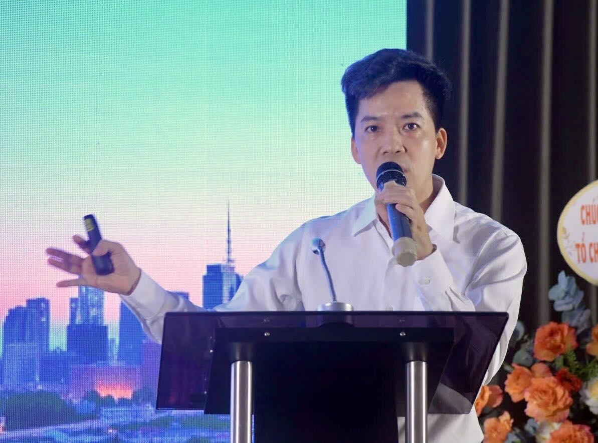 El Sr. Ha Quang Hung, subdirector del Departamento de Vivienda y Gestion del Mercado de Vivienda Real (Ministerio de Construccion) compartido en el seminario.