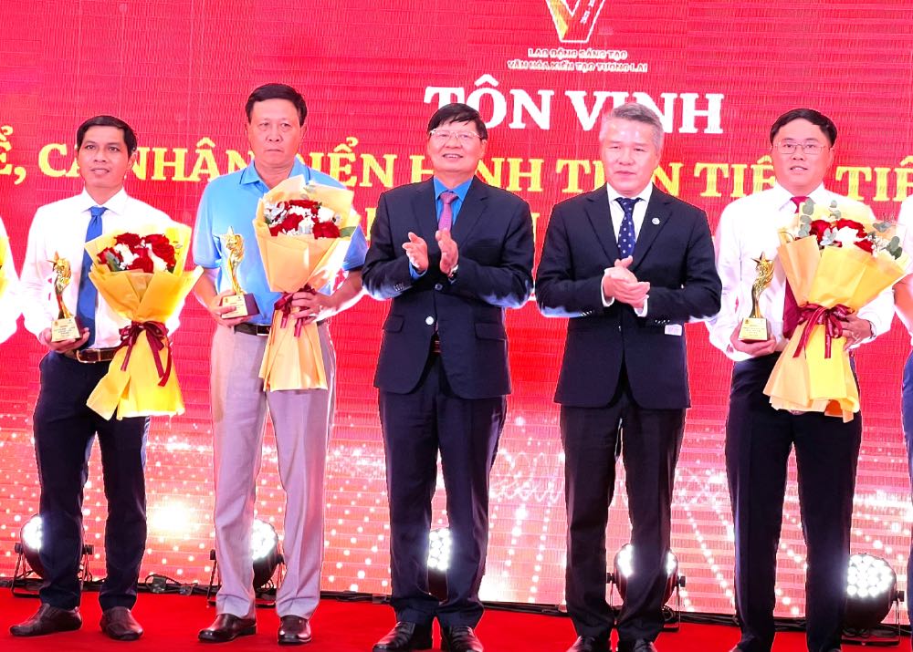 El vicepresidente de VGCL Phan Van Anh (entre fotos) y los lideres de VIMC otorgaron a los trabajadores logros de emulacion. Foto: Kieu Vu