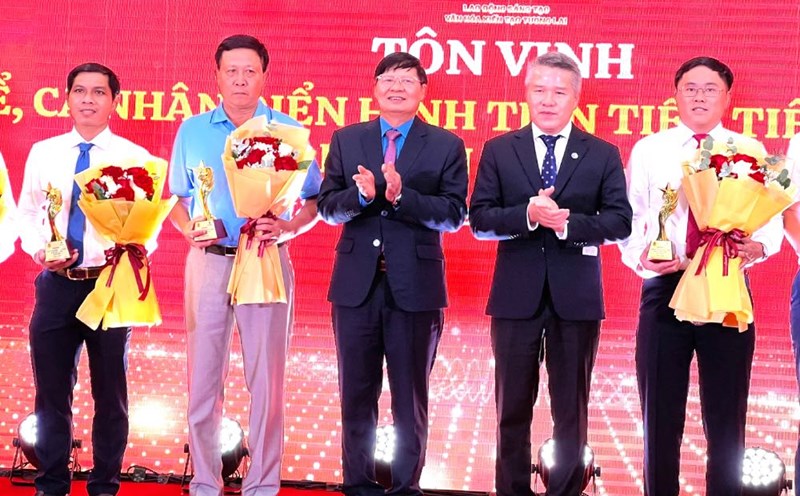 Vice President of the Vietnam General Confederation of Labor Phan Van Anh (middle of the photo) and VIMC leaders awarded awards to employees with emulation achievements. Photo: Kieu Vu