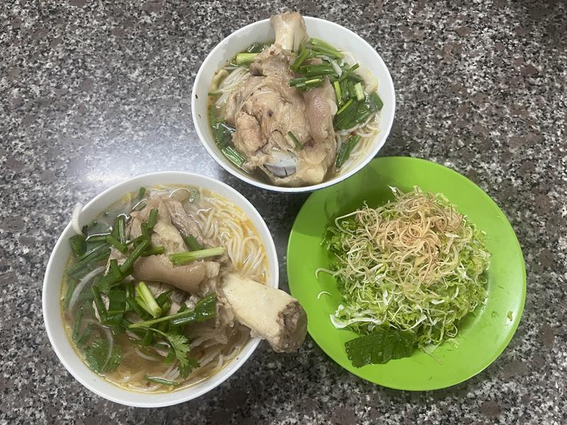 Bun chia cung la mon an quen thuoc voi nguoi dan Buon Ma Thuot. Anh: Chi Long