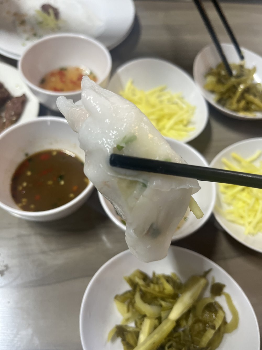 Vo banh mem, dai, cham cung voi mam nem hoac nuoc mam chua ngot an vo cung dua mieng. Anh: Chi Long