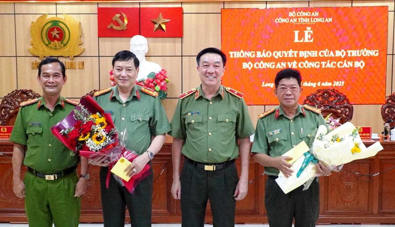 Cong an tinh Long An to chuc Le thong bao Quyet dinh cua Bo truong Bo Cong an ve cong tac can bo. Anh: Cong an tinh Long An
