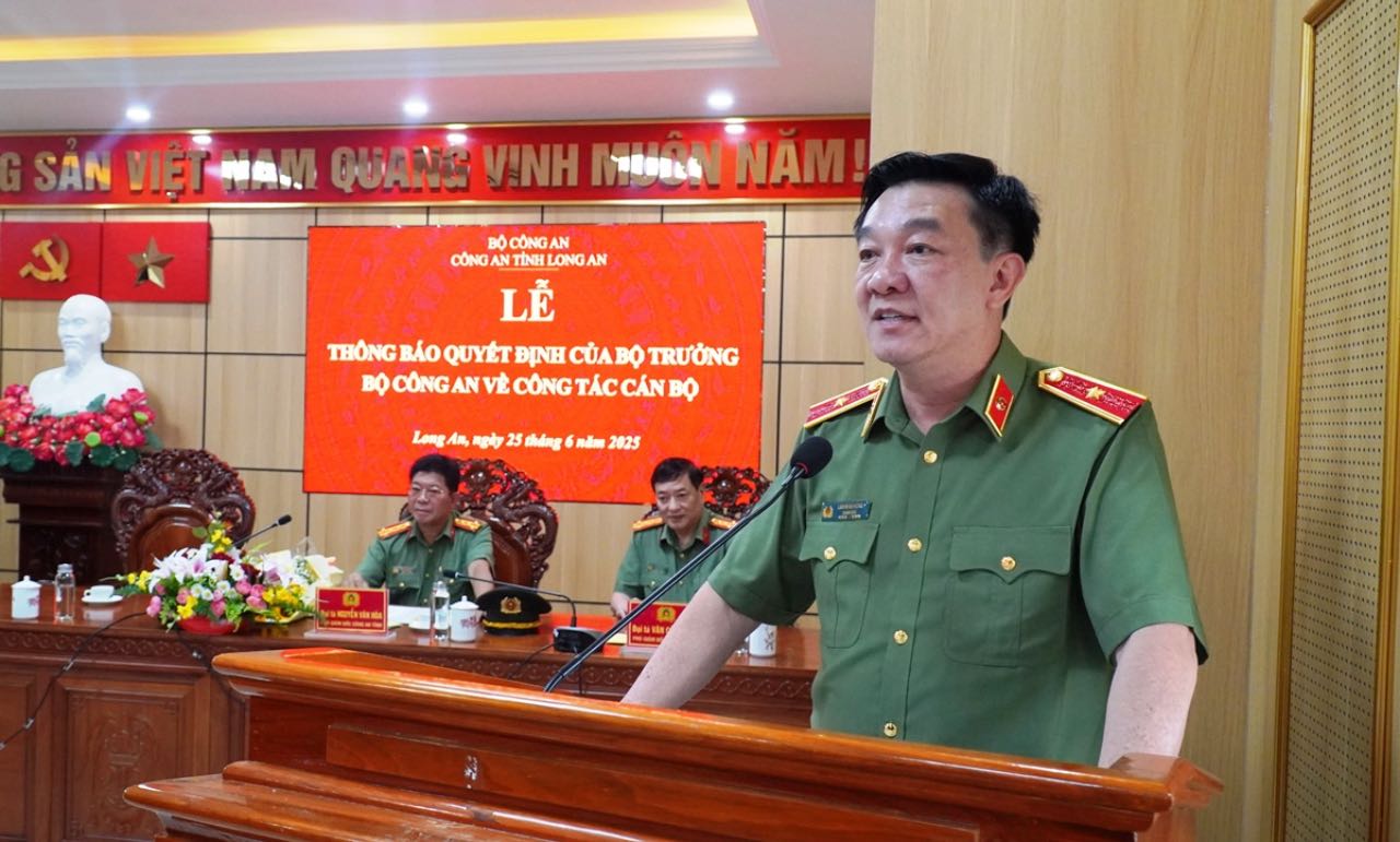 Thieu tuong Lam Minh Hong - Giam doc Cong an tinh Long An - phat bieu tai hoi nghi. Anh: Cong an tinh Long An