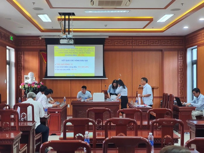 Quang canh phien dau gia mo cat tu gia khoi diem 1,8 ti dong len den 138 ti dong o Quang Nam. Anh: Truong An