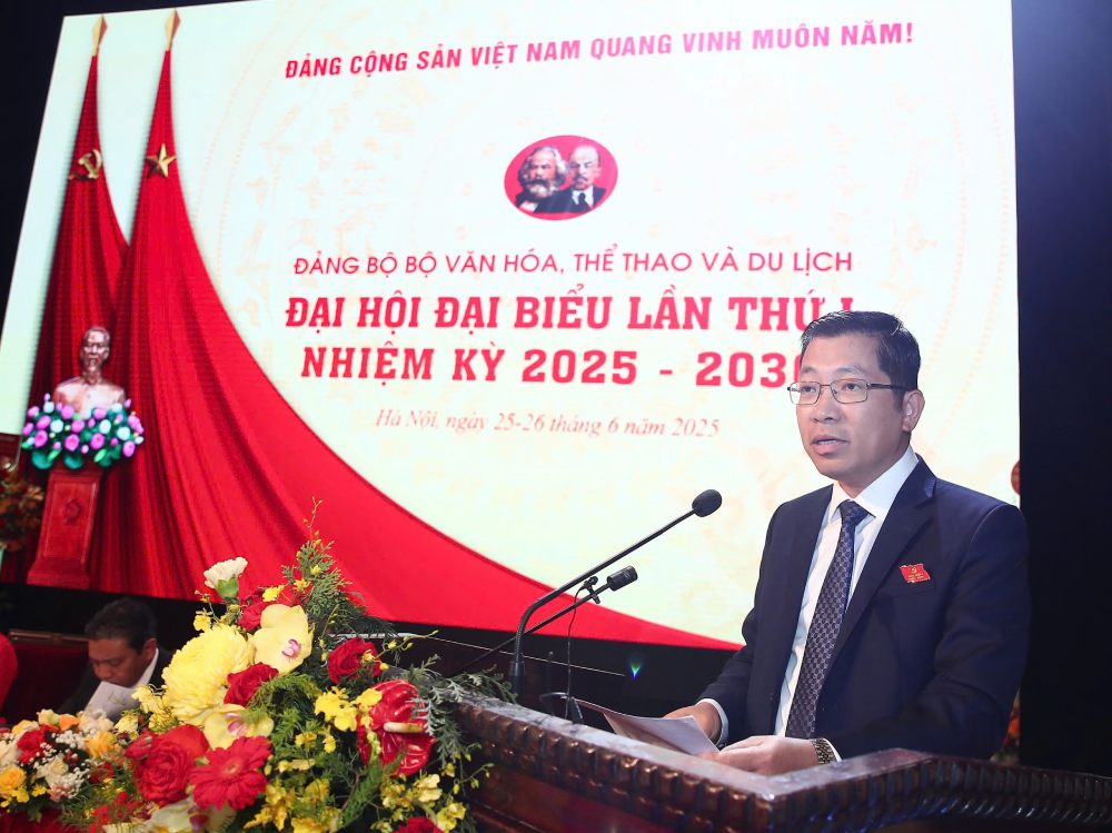 Mr. Luu Dinh Phuc - Director of the Press Department - presented a speech on lessons learned from building models and policy mechanisms for the press in the streamlined revolution. Photo: Ai Van