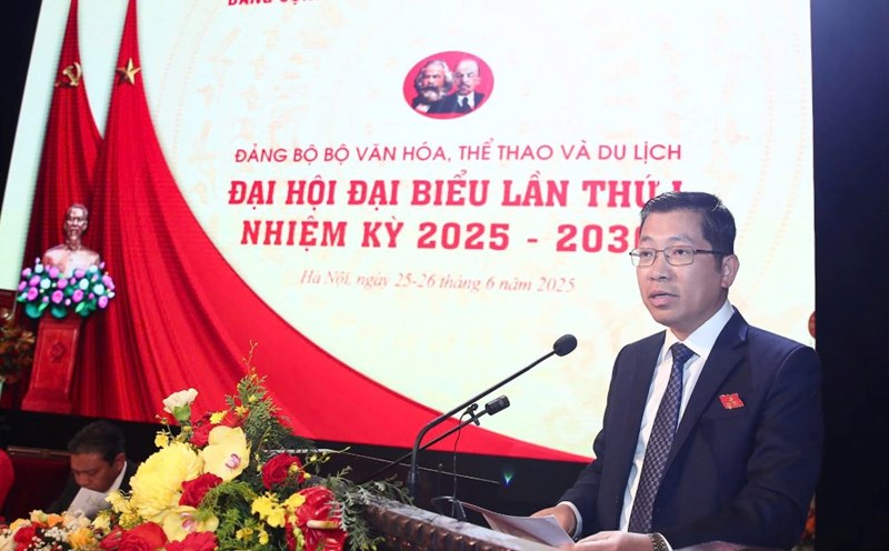 Mr. Luu Dinh Phuc - Director of the Press Department - presented a speech on lessons learned from building models and policy mechanisms for the press in the streamlined revolution. Photo: Ai Van