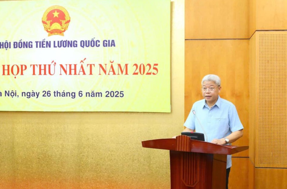 Viceministro de Asuntos Interiores Nguyen Manh Khuong - Presidente del Consejo Nacional de Salarios. Foto: Luong Hanh