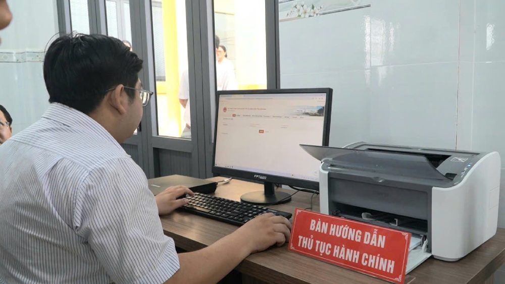 Cadres guiding and supporting the new communes and wards (after the merger). Photo: Nguyen Anh