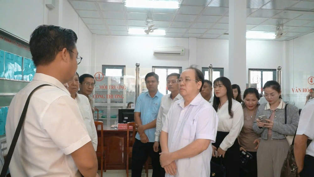 Pho Chu tich UBND tinh Kien Giang Nguyen Thanh Phong (giua) kiem tra tai Trung tam Phuc vu hanh chinh cong xa Thanh Loc (moi). Anh: Nguyen Anh