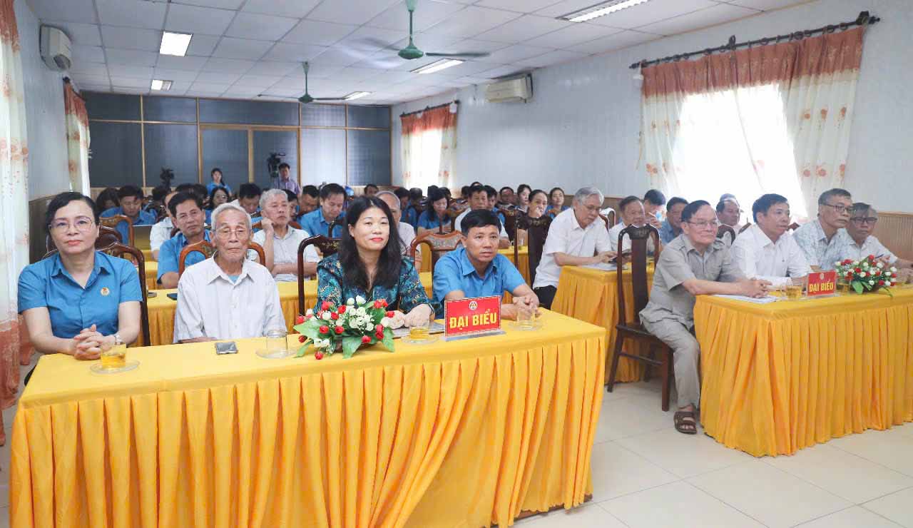 Los delegados asistieron al seminario para recopilar comentarios sobre el borrador "Historia del movimiento de trabajadores y el sindicato de Ha Tinh" Episodio 3. Foto: Xuan Truyen.