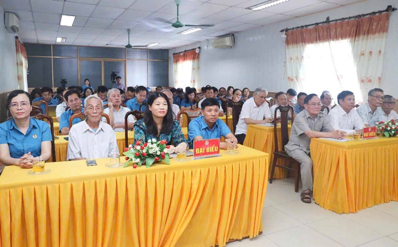 Delegates attending the workshop to collect comments on the draft "History of the workers' movement and Ha Tinh Trade Union" volume 3. Photo: Xuan Truyen.