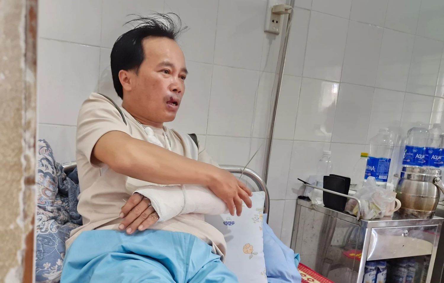 Mr. Phan Hoai Nam - Head of the Forest Protection Station was hospitalized after being beaten. Photo: Han Nguyen