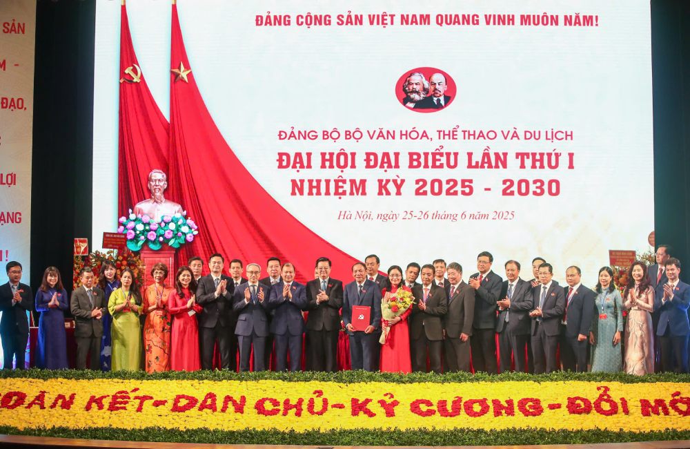 The Party Executive Committee of the Ministry of Culture, Sports and Tourism for the 2025-2030 term launched the Congress. Photo: Nam Nguyen