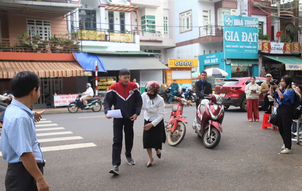 Candidate T was supported by her teacher to take the exam. Photo: Lam Hong