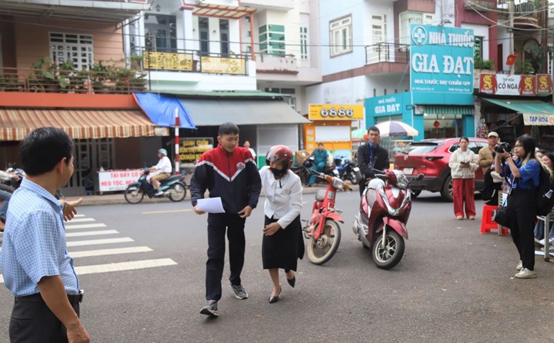 Candidate T was supported by her teacher to take the exam. Photo: Lam Hong