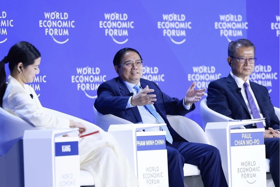 Miembro de Politburo, primer ministro Pham Minh Chinh en la discusion "¿El siglo de Asia enfrenta desafios?". Foto: VNA