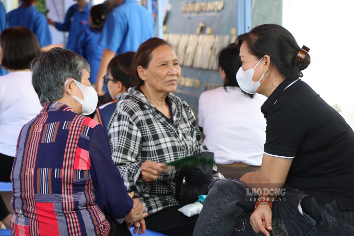 Phụ huynh ngồi chờ thí sinh. Ảnh: Nguyễn Hoàn.
