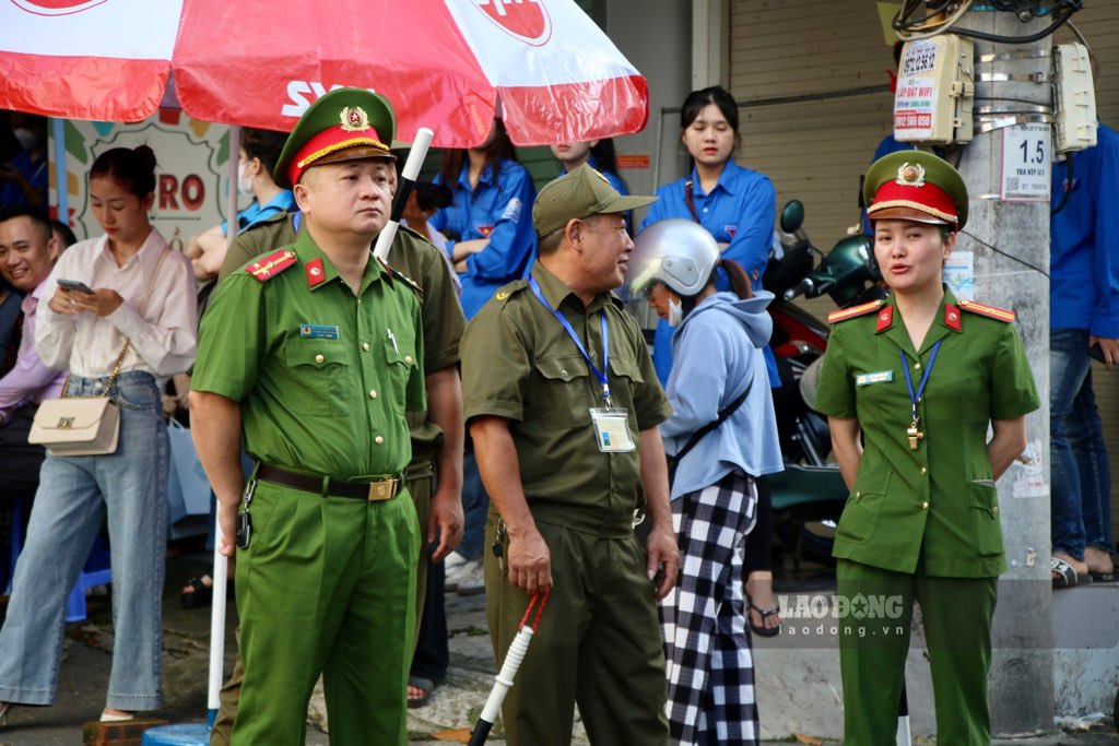 An ninh khu vực các điểm thi được siết chặt. Ảnh: Nguyễn Hoàn.