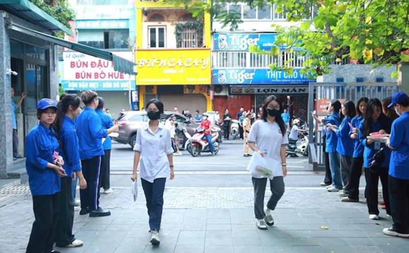 Candidates taking the 2025 high school graduation exam. Photo: Huu Chanh