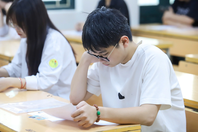 Thí sinh dự thi tốt nghiệp THPT năm 2025. Đề thi chính thức, đáp án tham khảo môn Toán sẽ được Lao Động cập nhật ngay sau khi thí sinh kết thúc thời gian làm bài thi. Ảnh: Vân Trang
