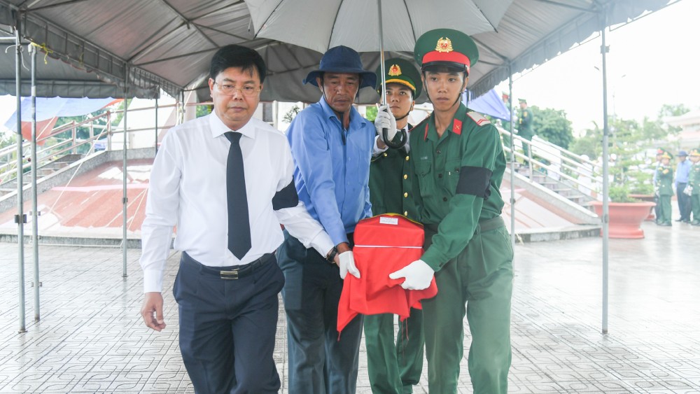 Bi Thu Tinh uy Kien Giang Nguyen Tien Hai tien dua hai cot liet si ve noi an tang. Anh: Phuong Vu