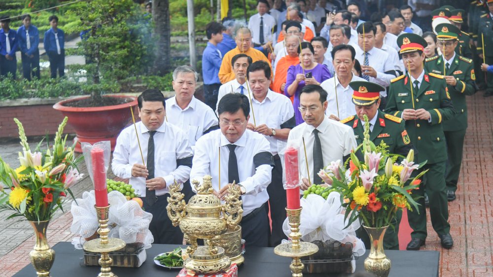 Delegates burned incense in front of the heroic martyrs. Photo: Phuong Vu