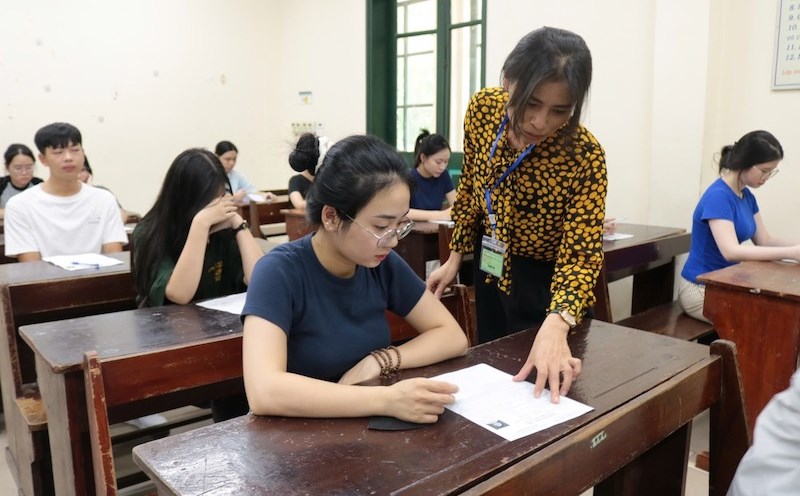 Suggestions for answers on the Math subject of the 2025 high school graduation exam. In the photo are the contestants in this year's exam room. Photo: Van Trang