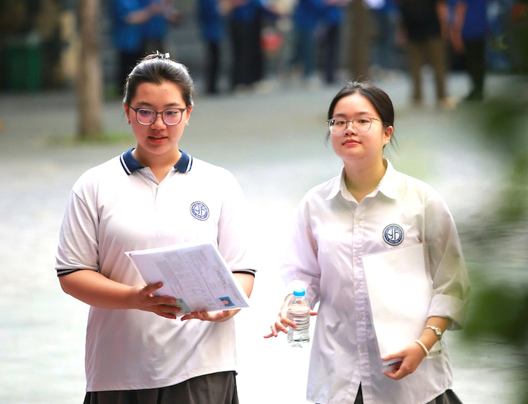 Thi sinh du thi tot nghiep THPT tai diem Truong THCS Mai Dich (Cau Giay, Ha Noi). Anh: Huu Chanh