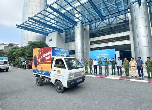 Hanoi City launches parade of sports cars to propagate drug prevention and control - Photo: Thu Giang