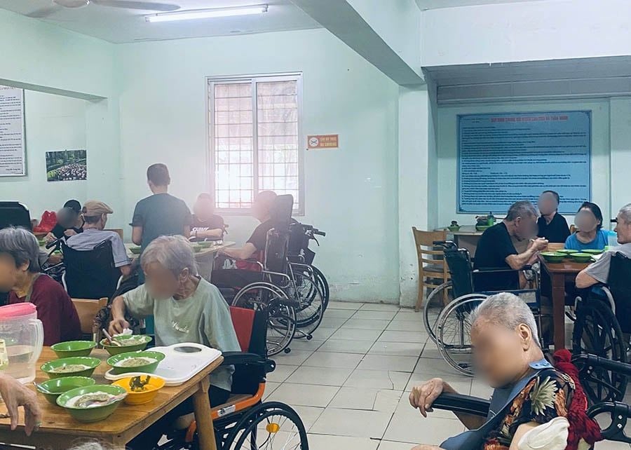 Hinh anh cac cu o nha sinh hoat chung. Anh: Huyen Chi