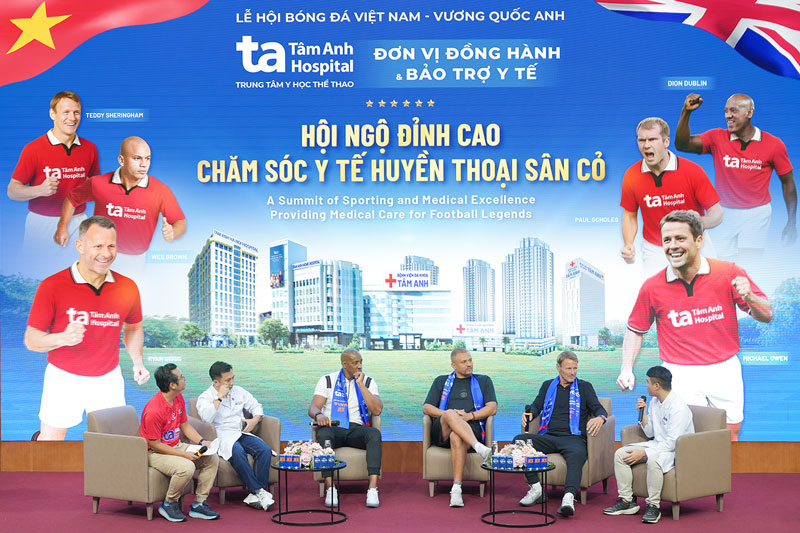 Cac huyen thoai Manchester Reds giao luu voi nguoi ham mo va bat ngo truoc he thong may moc cong nghe y hoc the thao dinh cao tai BVDK Tam Anh TP.HCM