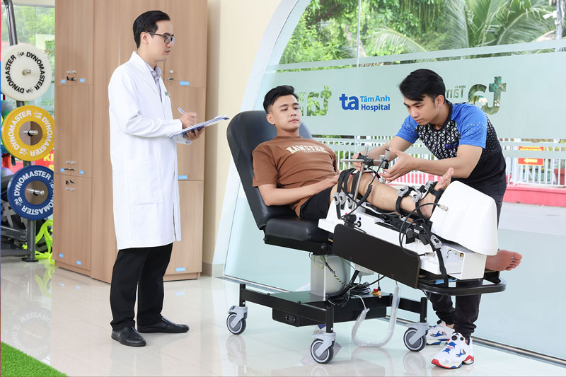 Robot luong gia day chang Dyneelax la robot dau tien tren the gioi co kha nang danh gia tu dong ton thuong day chang goi, duoc su dung tai cac CLB hang dau nhu Juventus, Barcelona, Monaco… Anh: BVDK Tam Anh