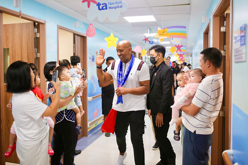 Huyen thoai Dion Dublin hanh phuc vi duoc hang chuc fan nhi chao don cuong nhiet ben hanh lang BVDK Tam Anh TP.HCM. Anh: BVDK Tam Anh