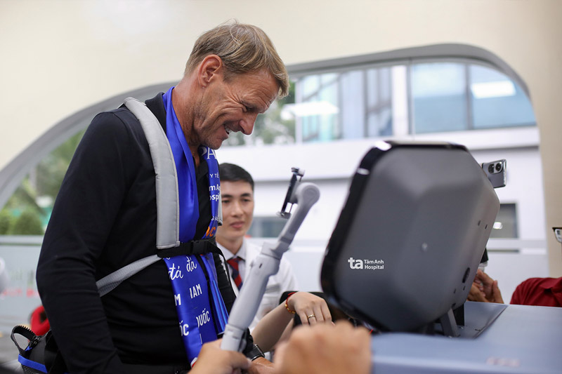 Huyen thoai Teddy Sheringham bat ngo ngay tai Viet Nam, nguoi benh, nguoi choi the thao da duoc tiep can he thong tap phuc hoi khong trong luc R-force. Anh: BVDK Tam Anh