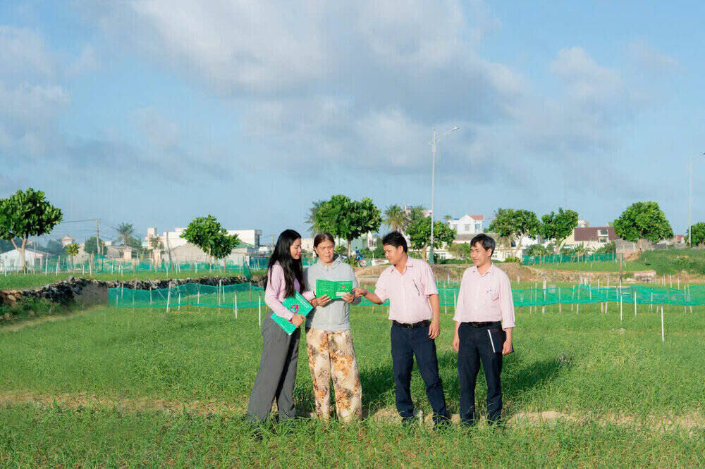 Can bo NHCSXH huyen Ly Son luon dong hanh cung nguoi dan phat trien san xuat, vuon len thoat ngheo. Ảnh: Minh Uyen
