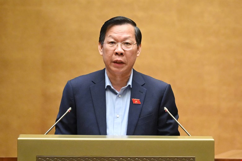 El presidente del Comite Economico y de Finanzas, Phan Van Mai, informa y absorbe el proyecto de resolucion de la Asamblea Nacional sobre la Exencion de Impuestos de Uso Agricola de la Tierra. Foto: Pham Dong