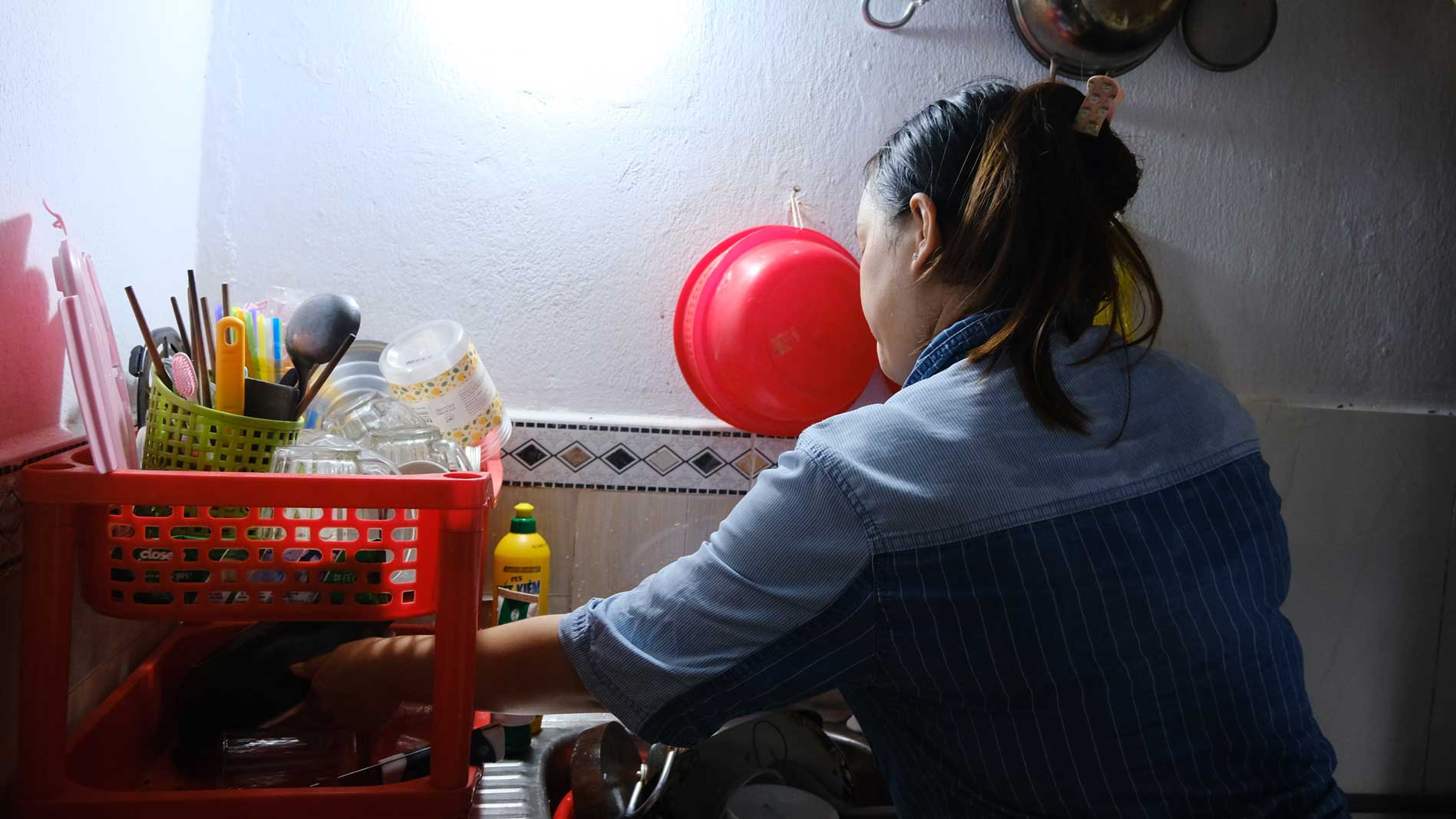 Tăng lương giúp giảm bớt gánh nặng chi tiêu cho công nhân. Ảnh: Mỹ Ly
