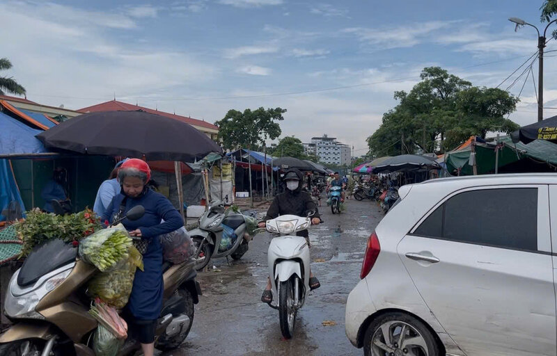 Tai cac cho dau moi o Ha Noi, luong nguoi mua ban dien ra tap nap, o do deu co ki ot ban cac loai dau thuc vat gia re, trong do co nhan hieu Ofood Cooking Oil, dau dau nanh nhan hieu Ofood. Anh: Quynh Trang