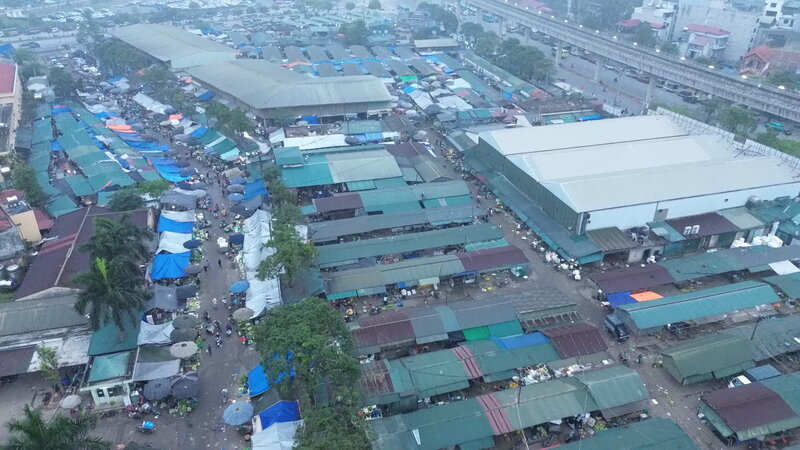 Cho dau moi Minh Khai tinh trang buon ban dau an gia re – trong do co thuong hieu Ofood – van am tham dien ra. Anh: Quynh Trang