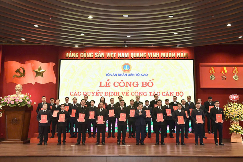 El Presidente del Tribunal Supremo de la Apelacion y el Presidente del Presidente de la Justicia recibieron la decision del nombramiento. Foto: N.anh