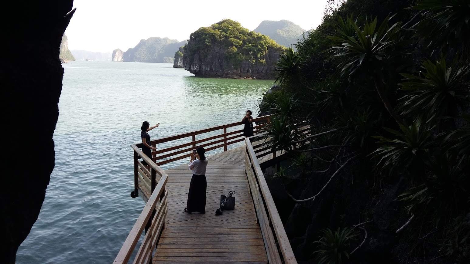 Con duong di dao quanh dao, mat duoc lam bang go tu nhien. Trong anh la luc duong moi hoan thanh, nam 2018. Anh: Nguyen Hung