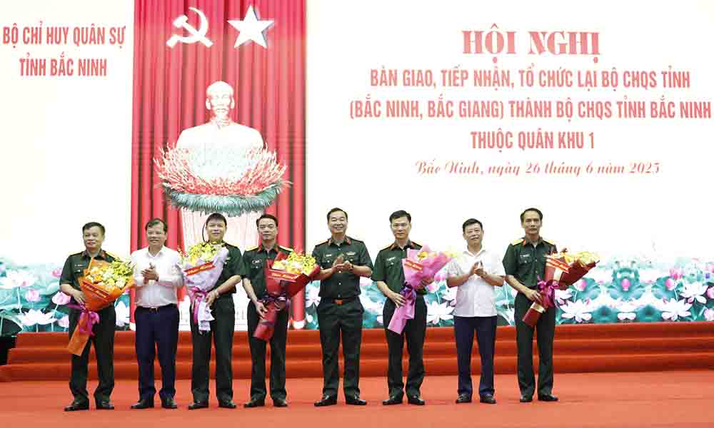 Los lideres de la Region Militar 1 y dos provincias de Bac Giang y Bac Ninh presentaron flores para felicitar el mando militar de la provincia de Bac Ninh (nueva). Foto: Bac Giang E -Portal