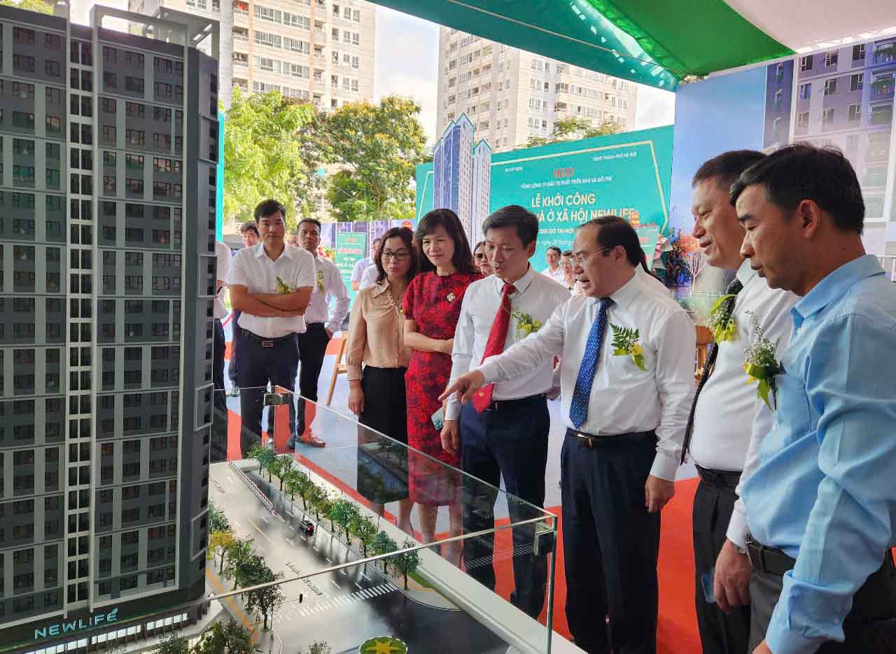 El viceministro de construccion Nguyen Van Sinh dijo que de acuerdo con el objetivo del primer ministro desde ahora hasta 2030, Hanoi debe completar 100,000 casas sociales. Foto: Minh Phuc