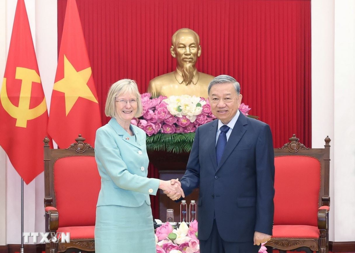 El secretario general de Lam recibio al embajador australiano en Vietnam Gillian Bird. Foto: VNA