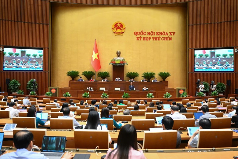 Như vậy, Nghị quyết về miễn, hỗ trợ học phí đối với trẻ em mầm non, học sinh phổ thông, người học chương trình giáo dục phổ thông tại các cơ sở giáo dục trong hệ thống giáo dục quốc dân đã được thông qua. Ảnh: Quochoi.vn  