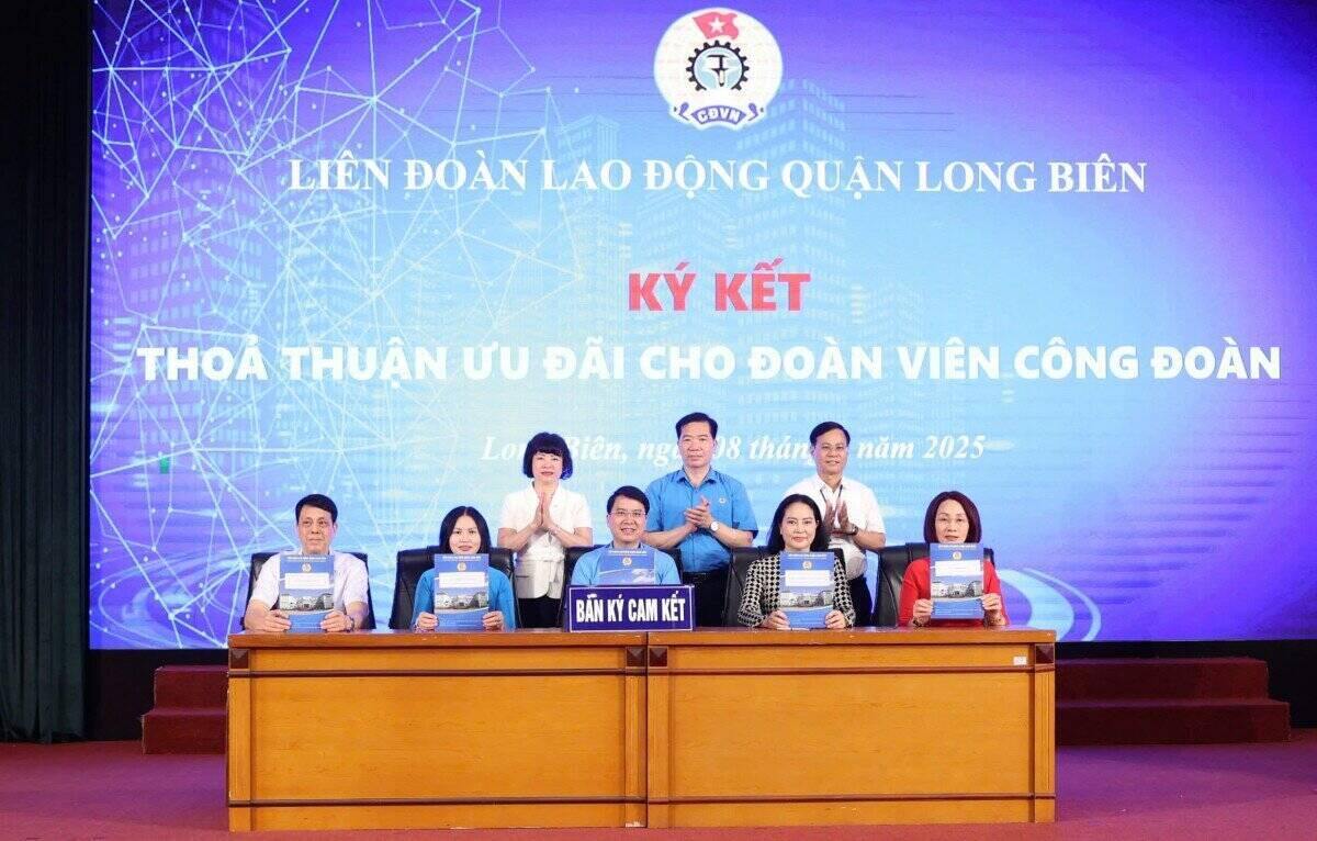 Long Bien District Labor Federation signed an Agreement with 4 partners to bring incentives to union members and workers in the district on the occasion of Workers' Month 2025. Photo: Hai Yen