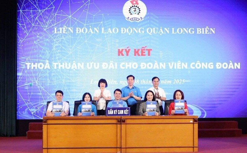 Long Bien District Labor Federation signed an Agreement with 4 partners to bring incentives to union members and workers in the district on the occasion of Workers' Month 2025. Photo: Hai Yen